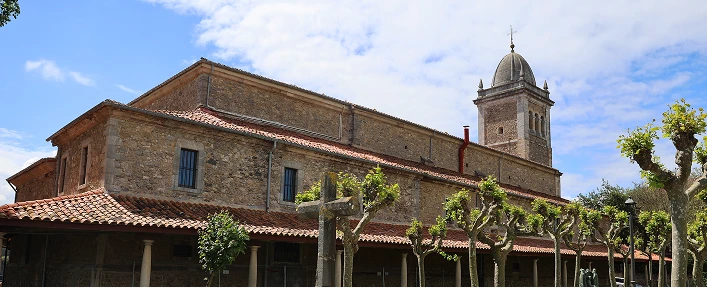 Portada Iglesia Santa María de Luanco
